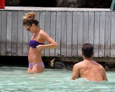 Сексуальная Джессика Альба отдыхает на пляже