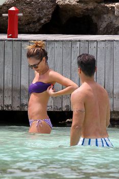 Сексуальная Джессика Альба отдыхает на пляже