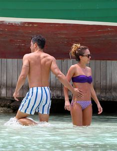 Сексуальная Джессика Альба отдыхает на пляже