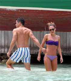 Сексуальная Джессика Альба отдыхает на пляже