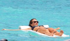 Мокрая Джессика Альба в синем бикини фото #5