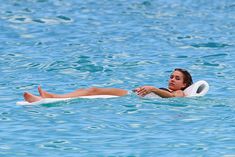 Мокрая Джессика Альба в синем бикини фото #6