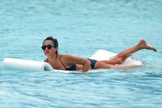 Мокрая Джессика Альба в синем бикини фото #8