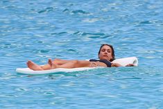 Мокрая Джессика Альба в синем бикини фото #9