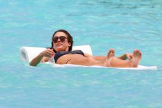 Мокрая Джессика Альба в синем бикини фото #11