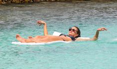 Мокрая Джессика Альба в синем бикини фото #12