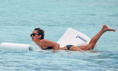 Мокрая Джессика Альба в синем бикини фото #13