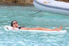 Мокрая Джессика Альба в синем бикини фото #14