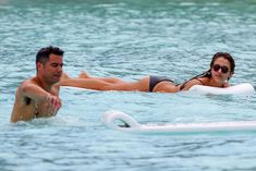 Мокрая Джессика Альба в синем бикини фото #15