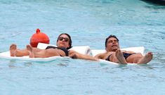 Мокрая Джессика Альба в синем бикини фото #16