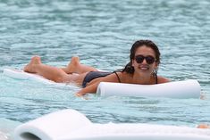 Мокрая Джессика Альба в синем бикини фото #17