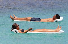 Мокрая Джессика Альба в синем бикини фото #18