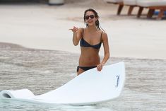 Мокрая Джессика Альба в синем бикини фото #24