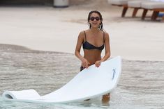 Мокрая Джессика Альба в синем бикини фото #27