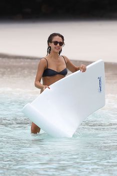 Мокрая Джессика Альба в синем бикини фото #32