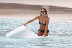 Мокрая Джессика Альба в синем бикини фото #36