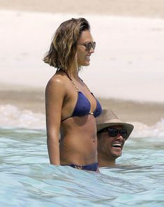 Возбуждающее тело Джессики Альба в бикини на Карибских островах фото #23