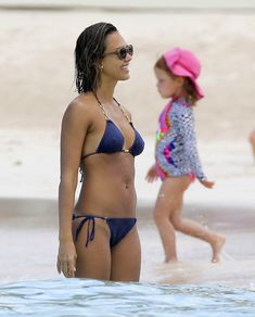 Возбуждающее тело Джессики Альба в бикини на Карибских островах фото #47