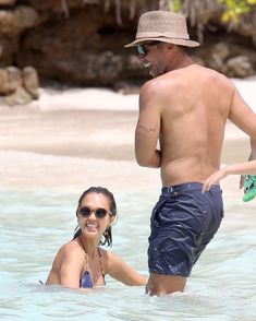 Возбуждающее тело Джессики Альба в бикини на Карибских островах фото #49