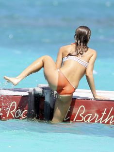 Аппетитная попка Джессики Альбы на острове Сен-Бартелеми фото #4