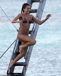 Мокрая Джессика Альба в бикини на острове Сен-Бартелеми фото #21