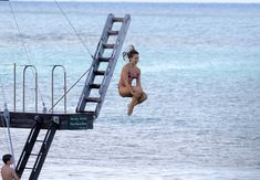 Мокрая Джессика Альба в бикини на острове Сен-Бартелеми фото #22