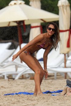 Мокрая Джессика Альба в бикини на острове Сен-Бартелеми фото #25