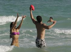 Сексуальная Джессика Альба в мокром купальнике на пляже в Майами фото #14