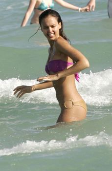 Сексуальная Джессика Альба в мокром купальнике на пляже в Майами фото #26