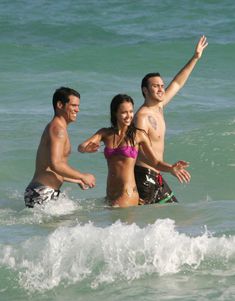 Сексуальная Джессика Альба в мокром купальнике на пляже в Майами фото #38