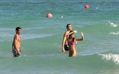 Сексуальная Джессика Альба в мокром купальнике на пляже в Майами фото #41