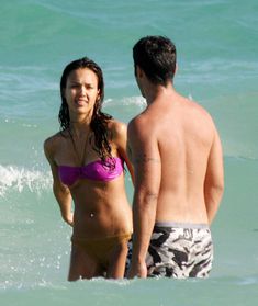 Сексуальная Джессика Альба в мокром купальнике на пляже в Майами фото #57