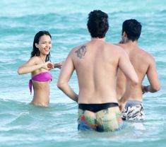 Сексуальная Джессика Альба в мокром купальнике на пляже в Майами фото #62