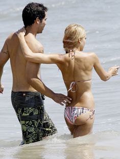 Красивая и соблазнительная Джессика Альба отдыхает на пляже в Малибу фото #8