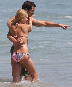 Красивая и соблазнительная Джессика Альба отдыхает на пляже в Малибу фото #13