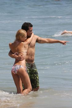 Красивая и соблазнительная Джессика Альба отдыхает на пляже в Малибу фото #16