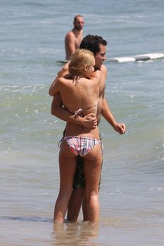 Красивая и соблазнительная Джессика Альба отдыхает на пляже в Малибу фото #17