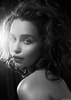 Ню фото Эмилии Кларк  в журнале XTRA фото #6