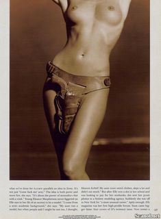 Сексуальная Эль Макферсон показала голую грудь в журнале Playboy