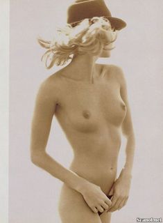 Сексуальная Эль Макферсон показала голую грудь в журнале Playboy