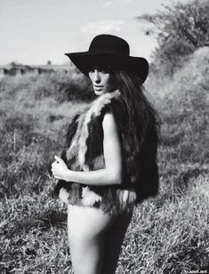 Шикарная Луиза Мораес снялась голой в журнале Revista Status фото #14