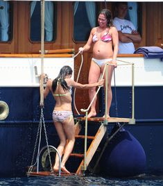 Розарио Доусон в бикини отдыхает на яхте в Каннах фото #2