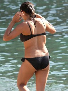 Задница Розарио Доусон в черном купальнике фото #4