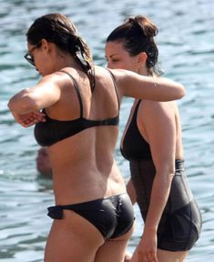 Задница Розарио Доусон в черном купальнике фото #5