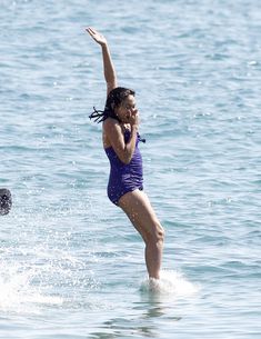 Сексуальная Розарио Доусон в мокром купальнике в Каннах фото #6