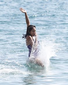 Сексуальная Розарио Доусон в мокром купальнике в Каннах фото #7