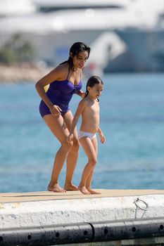 Сексуальная Розарио Доусон в мокром купальнике в Каннах фото #21