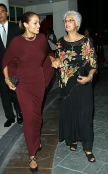 Торчащие соски Розарио Доусон на Shop Till It Stops фото #3