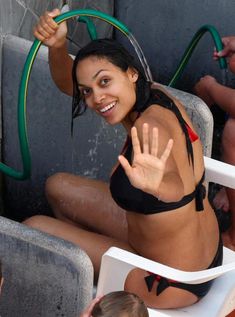 Секси Розарио Доусон обливается водой со шланга фото #5