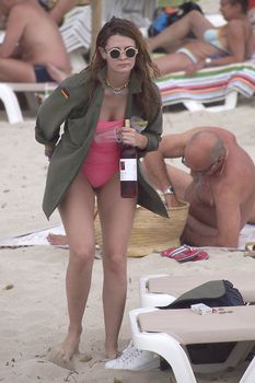 Миша Бартон в розовом купальнике фото #24